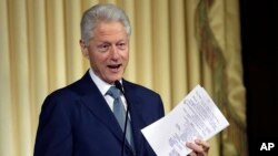 Cựu Tổng thống Bill Clinton phát biểu tại buổi lễ đặt tên lại Trụ sở chính của Cơ quan Bảo vệ Môi trường Hoa Kỳ EPA tại Washington.