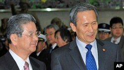 Japan's Defense Minister, Toshimi Kitazawa, being welcomed at the Ministry of National Defense in Seoul by South Korea's Defense Minister, Kim Kwan-jin