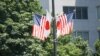 特朗普访日期间东京街头悬挂的美日国旗。（美国之音歌篮拍摄）