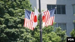 特朗普访日期间东京街头悬挂的美日国旗。（美国之音歌篮拍摄）