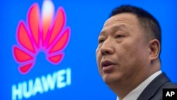 중국 화웨이의 최고법무책임자(CLO) 송류핑이 5일 광둥선 선전 캠퍼스에서 기자회견을 하고 있다. 이날 그는 자사가 미국 연방통신위원회(FCC)를 상대로 소송을 제기했다고 밝혔습니다. 