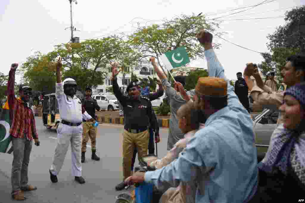 اجتماعات میں پاکستان کے قومی ترانے کے ساتھ کشمیر کا ترانا بھی بجایا گیا۔