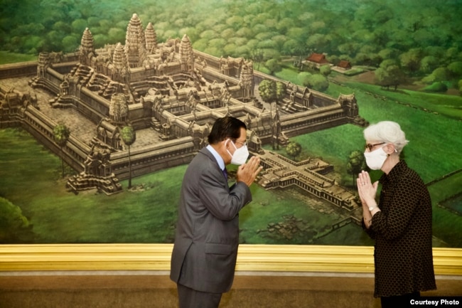 រូប​ឯកសារ៖ អ្នកស្រី Wendy Sherman អនុ​រដ្ឋមន្រ្តី​ក្រសួង​ការ​បរទេស​អាមេរិក ជួប​ជាមួយ​នឹង​លោក​នាយក​រដ្ឋមន្ត្រី ហ៊ុន សែន ក្នុង​ដំណើរ​ទស្សនកិច្ច​ផ្លូវ​រដ្ឋ​មក​កម្ពុជា ថ្ងៃទី១ ខែមិថុនា ឆ្នាំ២០២១។ (រូបថត​ផ្ដល់​ឲ្យ​ដោយ​ស្ថានទូត​សហរដ្ឋ​អាមេរិក​ប្រចាំ​នៅ​កម្ពុជា)