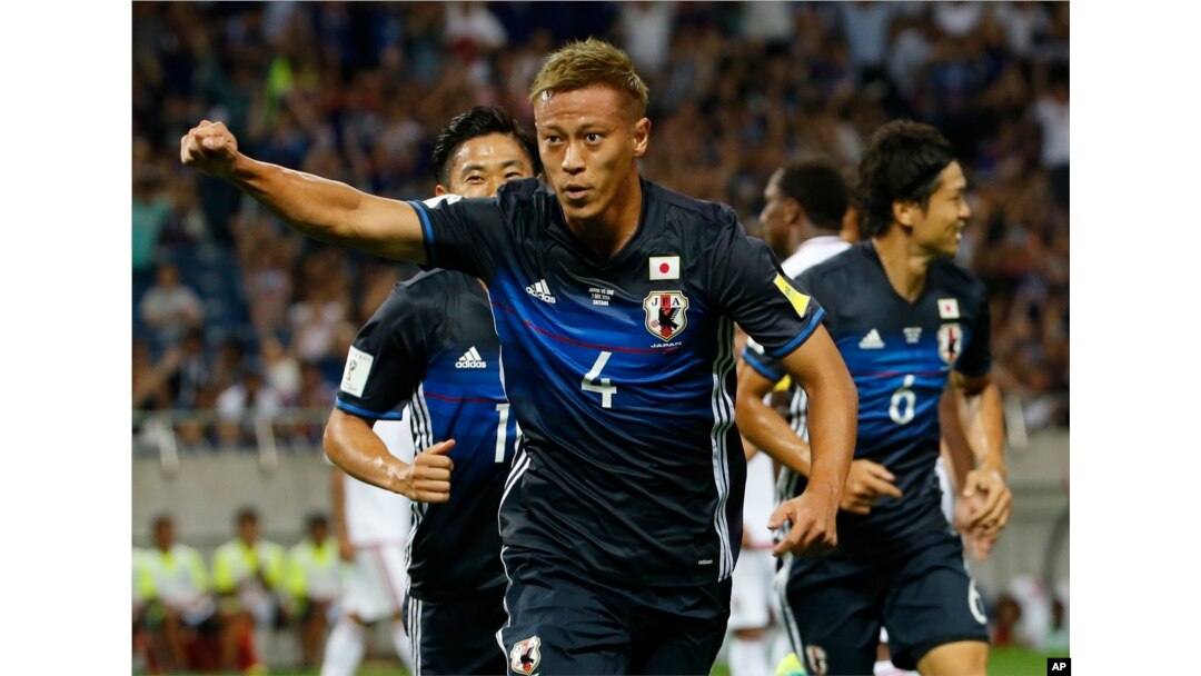 Keisuke Honda merayakan gol yang dicetaknya dalam laga melawan Uni Emirat Arab dalam pertandingan kualifikasi Piala Dunia 2018, di Saitama, Tokyo, 1 September 2016.