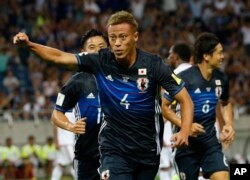 Keisuke Honda merayakan gol yang dicetaknya dalam laga melawan Uni Emirat Arab dalam pertandingan kualifikasi Piala Dunia 2018, di Saitama, Tokyo, 1 September 2016.
