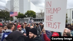 Người biểu tình ủng hộ Tổng thống Trump ở Berkeley hôm 4/3/2017. (Ảnh: Bùi Văn Phú)