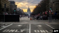 Pennsylvania Avenue dengan latar belakang Gedung Capitol di Washington DC, dijaga ketat pada dini hari 18 Januari 2021 menjelang upacara pelantikan sumpah Joe Biden sebagai presiden AS ke-46 di Washington, DC. (Foto: dok).