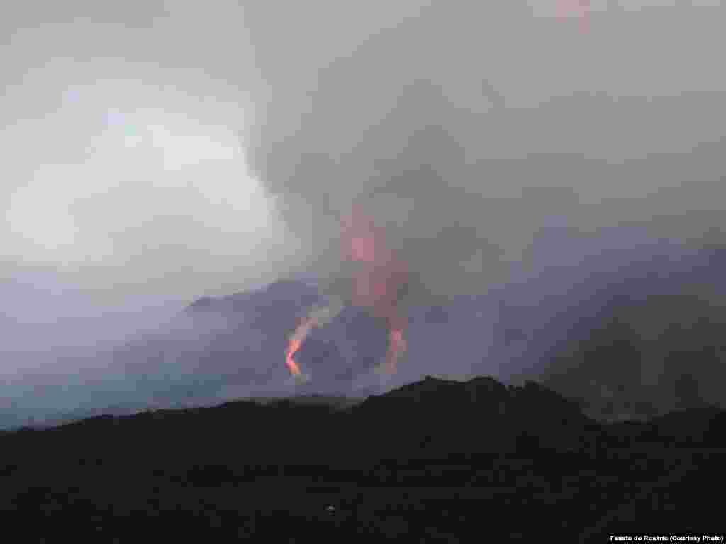 Ao fundo as chamas do vulcão em erupção na ilha do Fogo, em Cabo Verde. 23 Novembro 2014