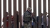 美国为防止移民闯入关闭边界后重开关卡