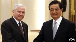 Menhan AS Robert Gates (kiri) berjabat tangan dengan Presiden Tiongkok Hu Jintao di Beijing, Selasa, 11 Januari 2011.