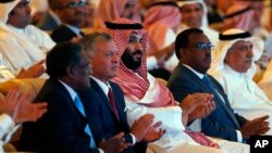 محمد بن سلمان ولیعهد سعودی (نفر وسط) در کنار عبدالله دوم پادشاه اردن (نفر دوم از چپ) در کنفرانس اقتصادی ریاض - ۲۳ اکتبر ۲۰۱۸ 