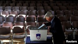 Čovek glasa na biračkom mestu tokom opštih izbora u Vodicama, Slovenija, 3. juna 2018.
