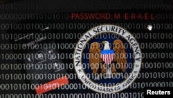 平板电脑上显示用多重曝光合成的美国国家安全局的标徽和电脑代码。