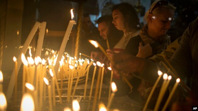 Христиане зажигают свечи в Базилике Рождества Христова в Вифлееме. 17 декабря 2017 г.
