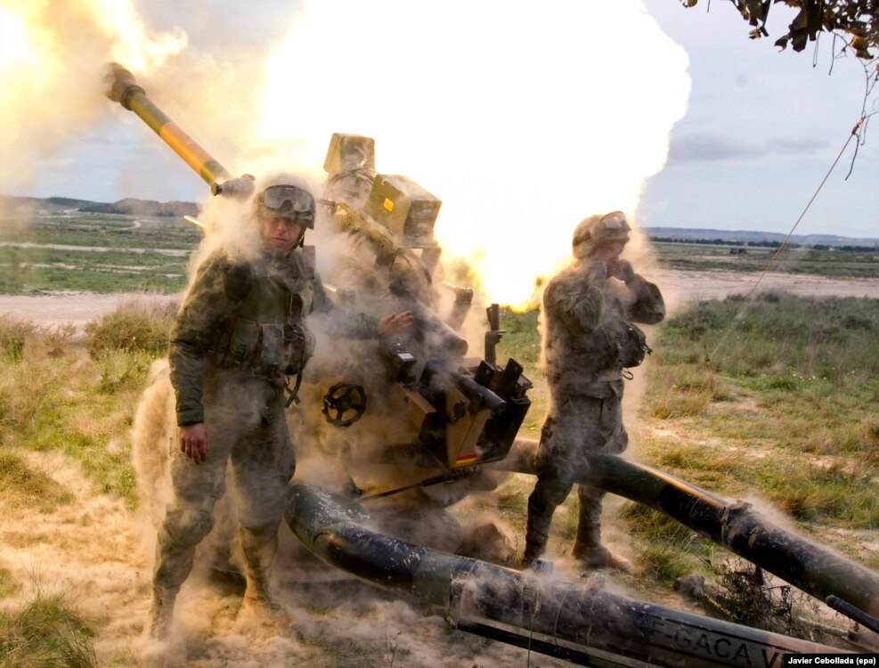 Spanish soldiers of the 7th Airborne Light Infantry Brigade &#39;Galicia&#39; fire a howitzer Light Gun L118 during maneuvers with other units from the Training Center &#39;San Gregorio&#39; in preparation to NATO&#39;s Very High Readiness Joint Task Force (VJTF) within the NATO Response Force (NRF) in Zargoza, Spain, April 19, 2016.