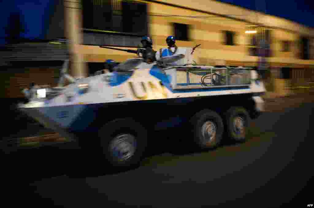 Blindado da ONU patrulha ruas de Goma