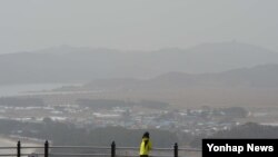 지난 2016년 3월 인천시 백령도 끝섬 전망대에서 바라본 백령도가 황사에 뒤덮여 있다. 