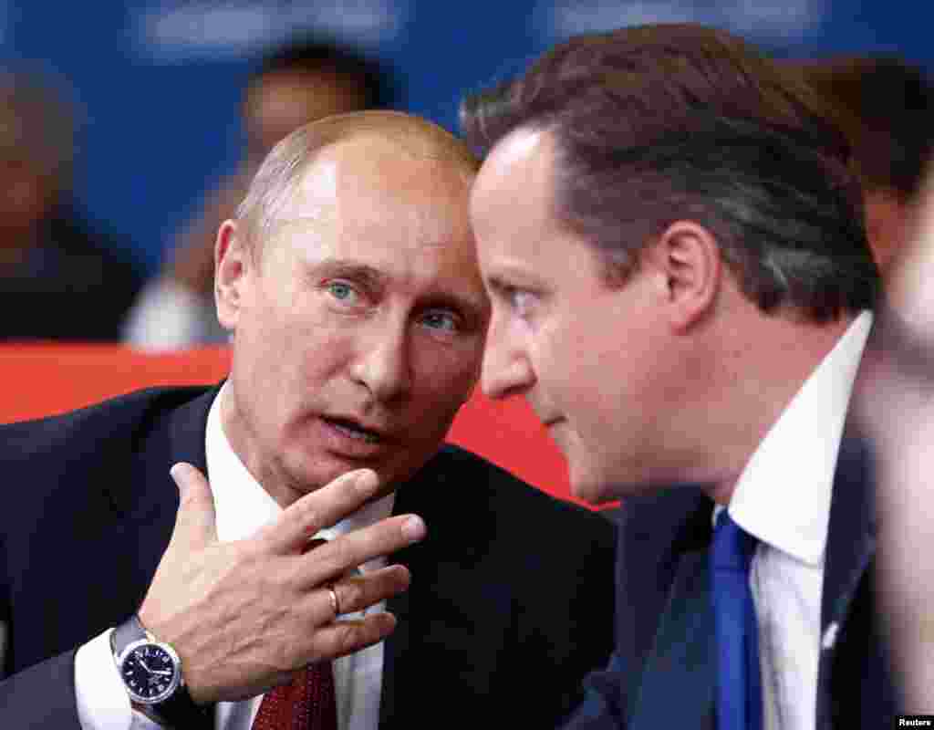 Президент РФ Путин и премьер-министр Великобритании Дэвид Камерон на трибуне