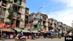FILE - A general view of Phnom Penh's White Building taken on September 5, 2014, three years before it was demolished in July 2017. (Nov Povleakhena/VOA Khmer)