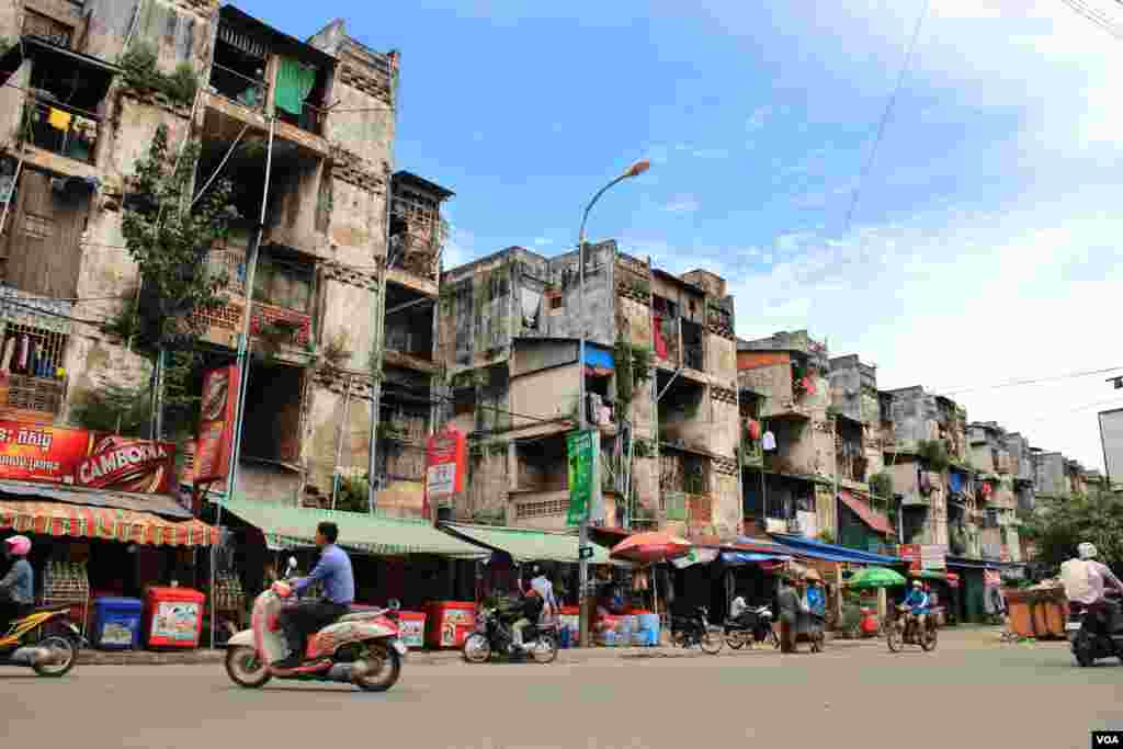 រូបឯកសារ៖ ទិដ្ឋភាពជាទូទៅនៃអគារប៊ូលឌិញ និងអ្នករស់នៅក្នុងអគារប៊ូលឌិញ ក្នុងរាជធានីភ្នំពេញកាលពីថ្ងៃសុក្រទី៥ ខែកញ្ញា ឆ្នាំ២០១៤។ (នូវ ពៅលក្ខិណា/VOA)
