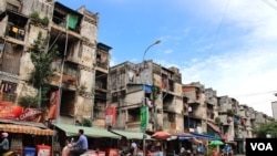 A general view of Phnom Penh's White Building, known locally as the "Building" and its residents on Friday, September 5, 2014. (Nov Povleakhena/VOA Khmer) 