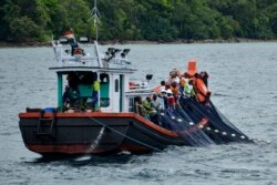 Para nelayan sedang menangkap ikan di pelabuhan Balohan, Pulau Weh, Provinsi Aceh, 6 November 2019. (Foto: AFP)