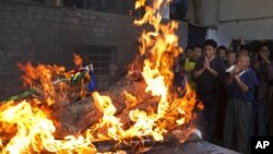 Tibetanski izgnanici se mole pored pogrebnog plamena 27 godišnjeg mladića demonstranta protiv kineske uprave