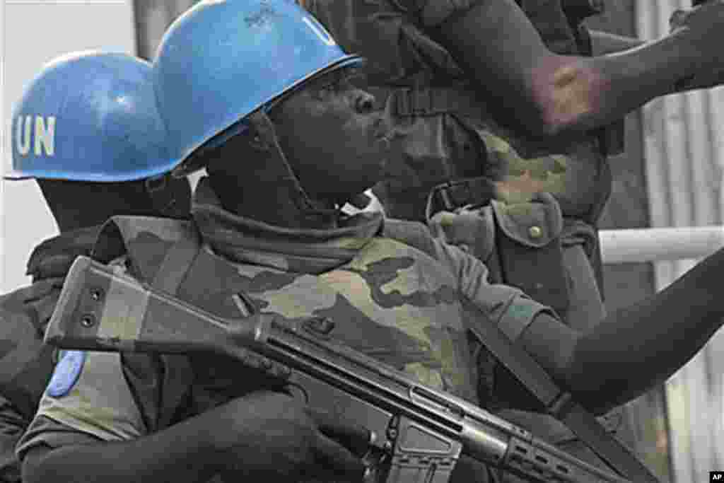 Des Casques bleus en patrouille à Abidjan.