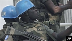 Des Casques bleus en patrouille à Abidjan.