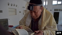 زیبولان سمنتوف وایي په افغانستان کې وروستی او یوازینی افغان یهود دی. 