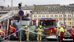 18일 핀란드 남부 해안도시 투르쿠시에서 한 남성이 흉기를 휘둘러 여러 명이 부상한 가운데 구조대가 사건 현장에 출동했다.