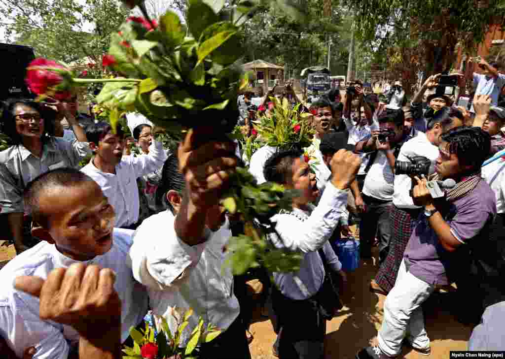 ႏုိင္ငံေရးအက်ဥ္းသားေတြ ျပန္လည္လြတ္ေျမာက္