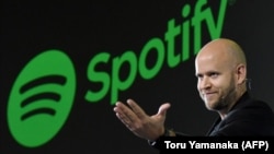 Daniel Ek, PDG du service de streaming musical suédois Spotify lors d'une conférence de presse à Tokyo le 29 septembre 2016.