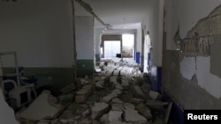 Un hôpital syrien détruit par des bombes à Deir al-Sharqi, en Syrie, le 27 avril 2017. 