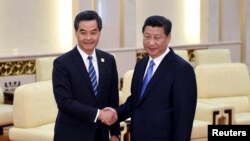 2014年11月9日中国国家主席习近平（右）在北京人民大会堂和香港特区行政长官梁振英会面握手