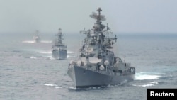 Tàu hải quân Ấn Độ trong một cuộc tập trận hồi 2010, gần cảng Chennai.