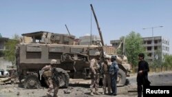 28일 아프가니스탄 나토군이 연합군을 겨냥한 자살폭탄 공격이 발생한 헬만드주 사고 현장을 수색하고 있다.