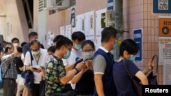 香港市民为原定于9月份举行的立法会选举排队参与民主派立法会初选投票。（2020年7月12日）
