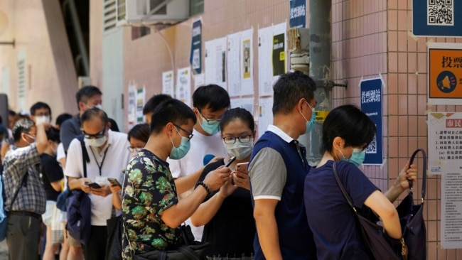 在港版国安法的压力下，香港市民排队参与民主派立法会初选投票。