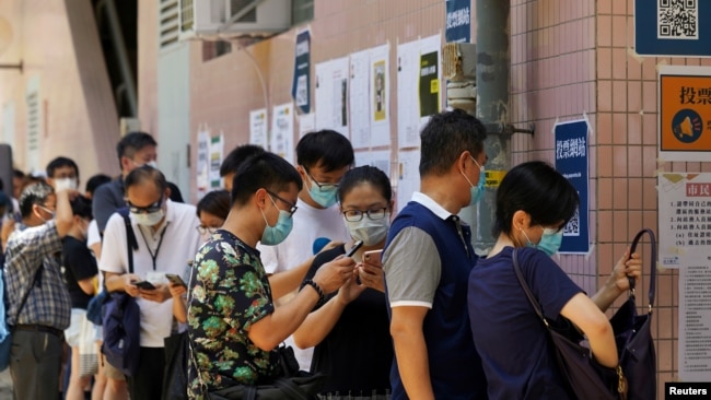 香港市民为原定于9月份举行的立法会选举排队参与民主派立法会初选投票。（2020年7月12日）