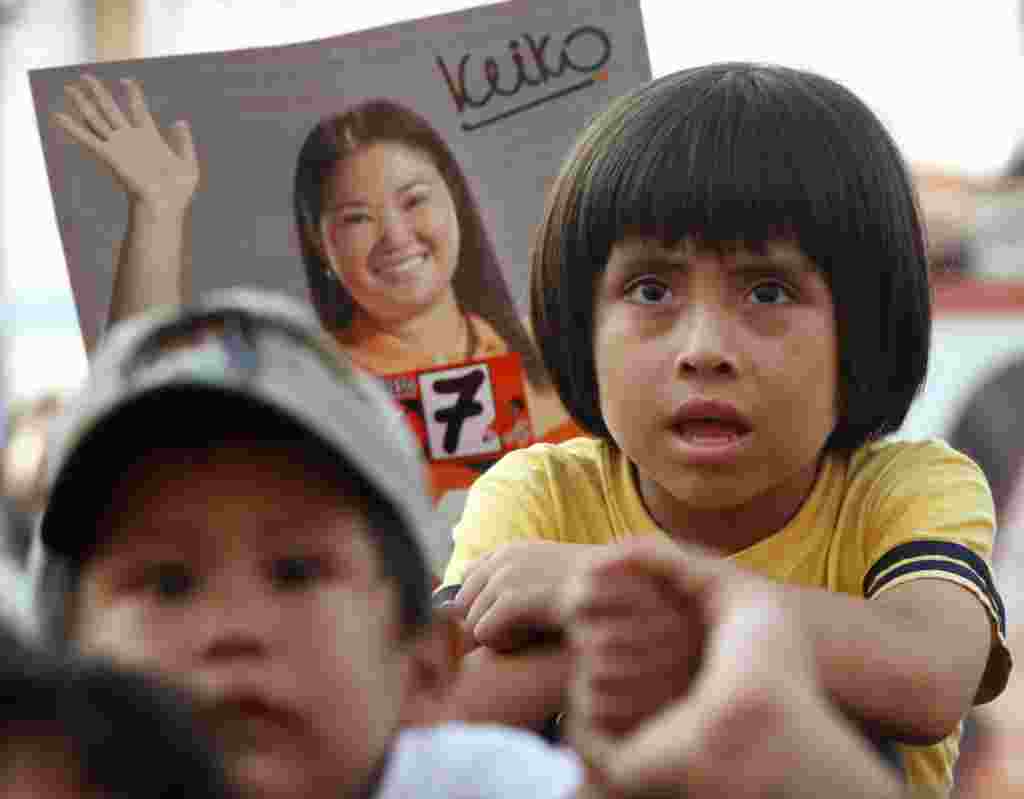 Algunos de los seguidores de la candidata a la presidencia del Perú, Keiko Fujimori, hija del ex presidente Alberto Fujimori, quien se encuentra actualmente encarcelado.
