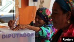 Warga Meksiko memasukkan kartu suara di salah satu TPS (foto: dok). Pilgub di Meksiko hari Minggu (5/6) diwarnai oleh berbagai aksi kekerasan. 