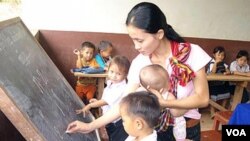 ນອກ​ຈາກ​ຄວາມ​ຮັບ​ຜິດ​ຊອບ​ຂອງ​ການ​ເປັນ​ແມ່​ແລ້ວ ຍັງ​ເປັນ​ນາຍ​ຄູ​ສອນ​ໃຫ້​ພວກເດັກ​ນັກ​ຮຽນ.