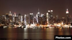 Imagem nocturna da cidade de Nova Iorque a partir de uma das margens do Rio Hudson 