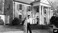 Elvis Presley with his girlfriend Yvonne Lime at his home Graceland in Memphis, Tennessee around 1957.