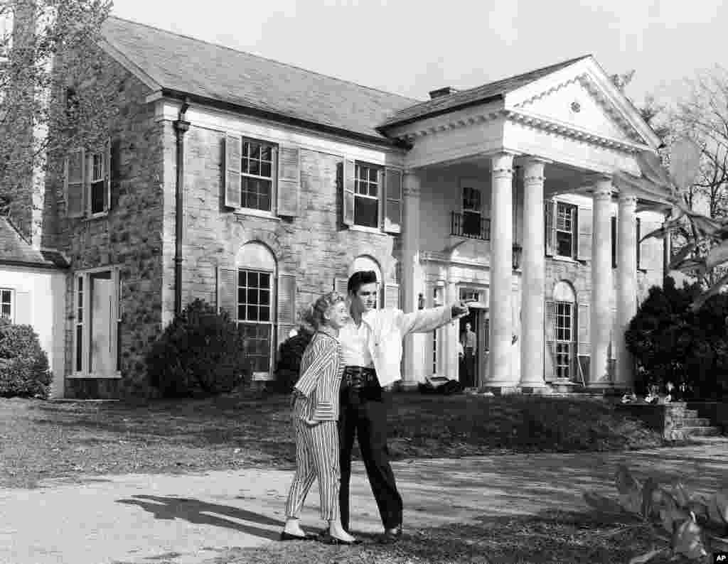 1957年左右，美国摇滚乐天王埃尔维斯&middot;普雷斯利（Elvis Presley） ，也称作猫王，和他的女友 Yvonne Lime 在他位于田纳西州孟菲斯的故居优雅圆的前面。他用10万零2500美元买下了这座豪宅。