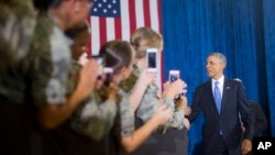 El presidente Barack obama saluda a miembros del ejército al llegar a la base aérea MacDill.