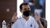 Wali Kota Manila Isko Moreno menjawab pertanyaan setelah ia menyatakan pencalonannya sebagai presiden dalam pidatonya di sebuah sekolah umum di daerah kumuh dekat tempat ia dibesarkan di Manila, Filipina pada Rabu 22 September 2021. (Foto: AP)