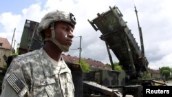 Un soldat américain près d'une batterie de missile Patriot sol-air sur une base de l'armée à Morag en pologne, le 26 mai 2010. (Photo Reuters)