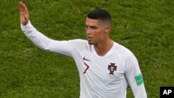Cristiano Ronaldo saliendo de la cancha tras el partido que eliminó a Portugal del Mundial de Rusia 2018 frente a Urugauy el 30 de junio de 2018, en Sochi, Rusia.